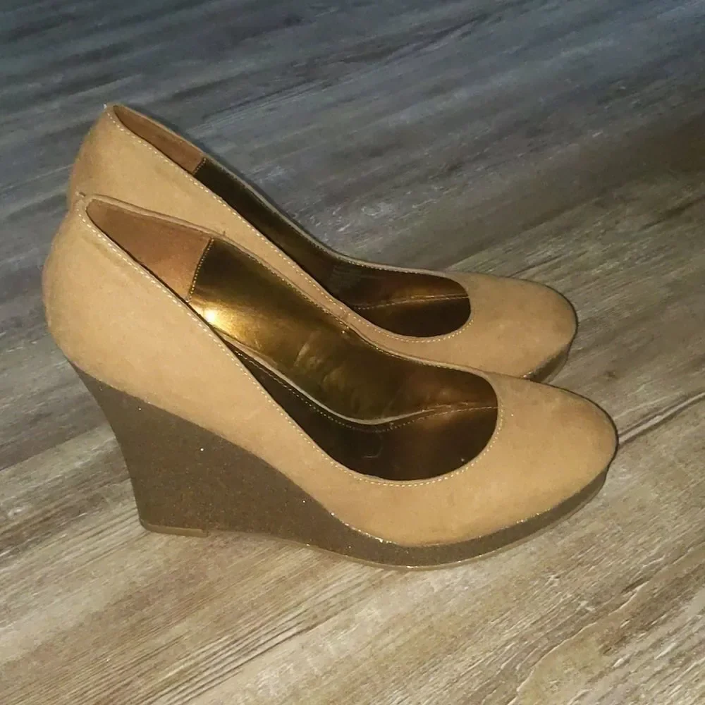Fergalicious tan microsuede wedges Sz 10